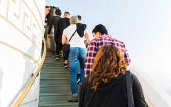 Mehrere Personen steigen eine Wendeltreppe hinauf.