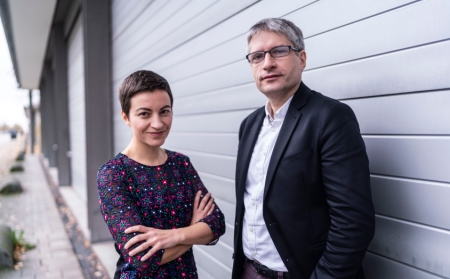 Ska Keller und Sven Giegold stehen nebeneinander.