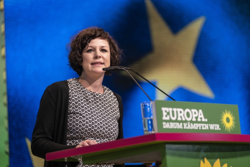 Gesine Agena auf einer Parteitagsbühne am Redepult mit Europasternen im Hintergrund.